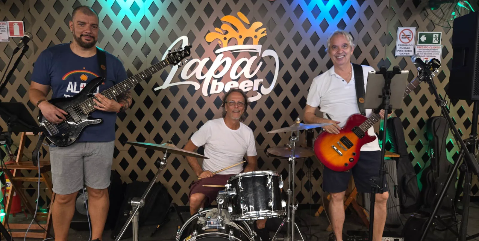 Banda Três Tempos tocando ao vivo em bar de Juiz de Fora