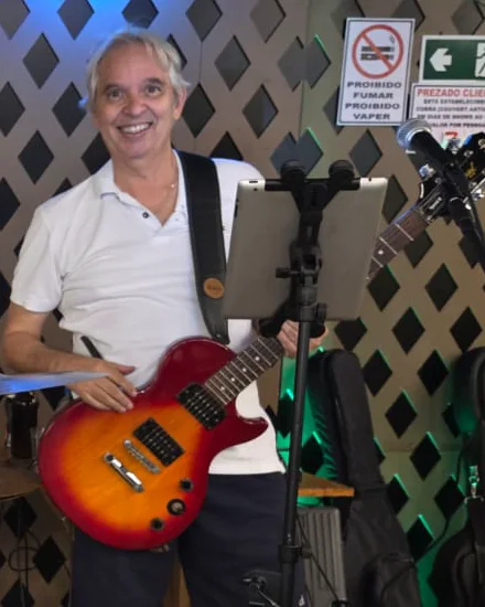 Marcelo Caldeira com guitarra no palco