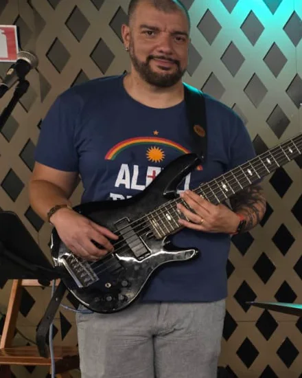 Rafa Rodrigues com baixo no palco